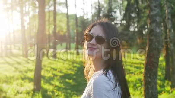 公园里戴太阳镜的女人看镜头视频的预览图
