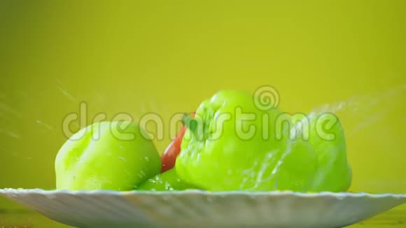 新鲜的巴尔加辣椒倒在盘子里水里营养的概念在黄色背景上隔离减速视频的预览图