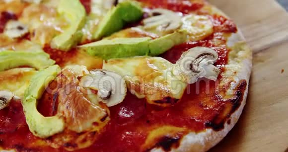 烤披萨加牛油果和蘑菇配料视频的预览图