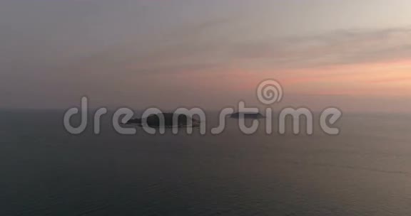 两个小岛日落时的空中录像视频的预览图