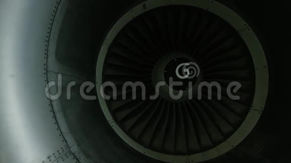 飞机涡轮特写飞机的发动机在沉重的维护下等待进入的客机发动机视频的预览图