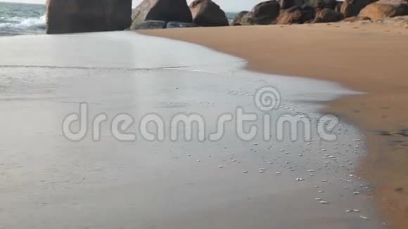 在海滩上散步的年轻女子视频的预览图