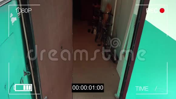 俄罗斯库尔斯克6月30日监控摄像机用撬棍用面具抓获了抢劫犯视频的预览图