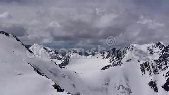 空中观景台深倾雪坑视频的预览图