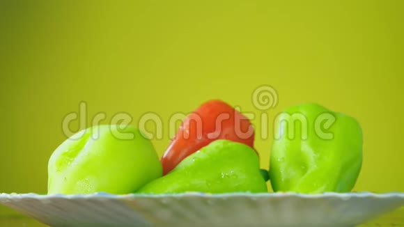 新鲜的巴尔加辣椒倒在盘子里水里营养的概念在黄色背景上隔离减速视频的预览图