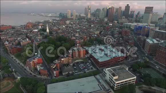 令人惊叹的4k空中城市景观全景波士顿金融区市中心现代摩天大楼傍晚日落视频的预览图