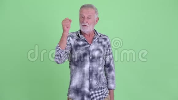 快乐的大胡子男人举起拳头视频的预览图