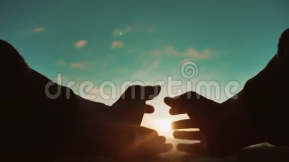 那个人正把手伸向太阳一个人的手在大自然的阳光下剪影概念自由宗教太阳a视频的预览图