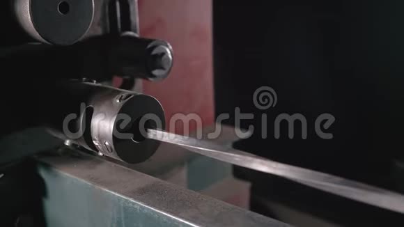 锻造车间在桌子上金属管工艺电捻锻铁机铁匠制造铁制品视频的预览图