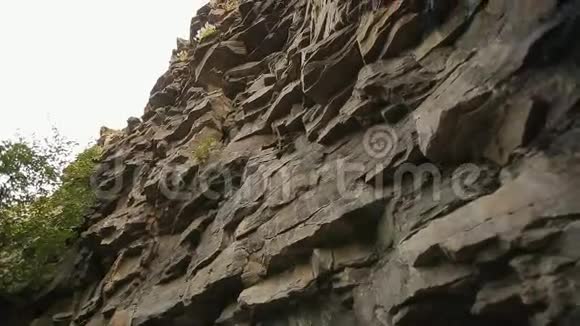 登山用的高岩石视频的预览图