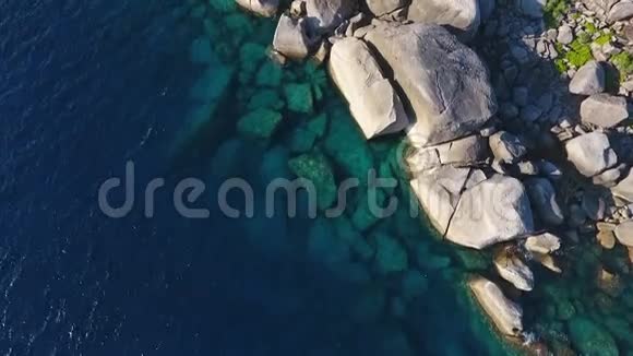 蓝色海水中巨大的石头高清空中视野从上面安达曼海西米兰岛泰国视频的预览图