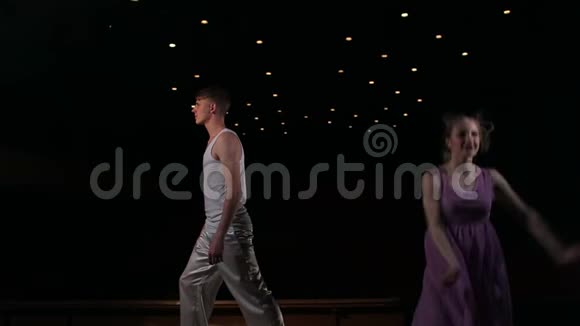 男人和女人在舞台上跳舞视频的预览图