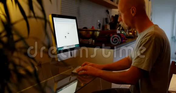 男子在家使用台式电脑视频的预览图