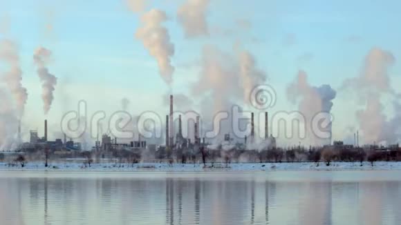 河中一个大型烟囱工厂的倒影工业管道视频的预览图