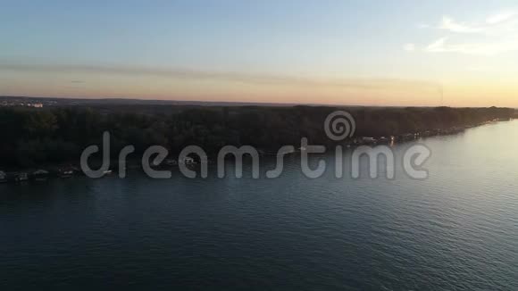 河上美丽日落的鸟瞰景观视频的预览图
