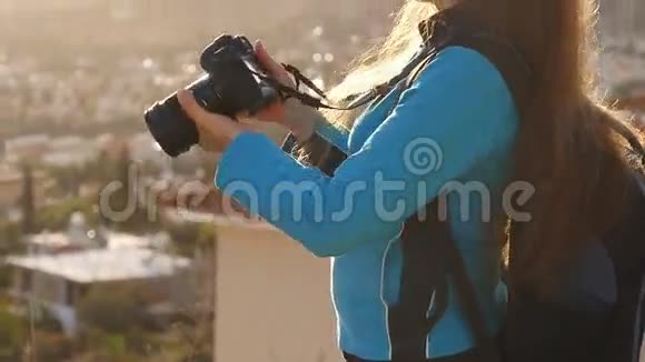 女士是一位专业摄影师拥有数码相机视频的预览图