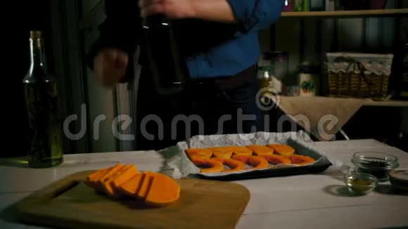 厨师煮南瓜菜厨师烤蔬菜南瓜烤盘视频的预览图