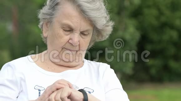 成熟的老太太在户外竖起大拇指视频的预览图