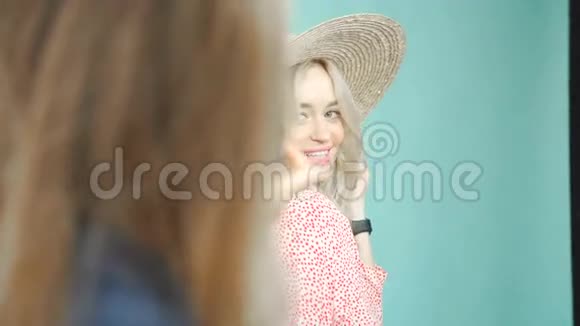 一个戴着绿松石背景帽子的漂亮女孩被拍到了视频的预览图
