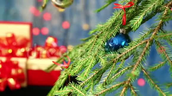 一棵蓝色背景的圣诞树旁边是草原视频的预览图