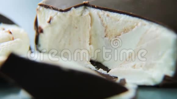 巧克力釉里的冰淇淋绕轴旋转特写视频的预览图
