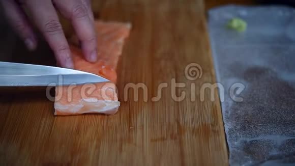 亚洲厨师将日本菜生鱼片及三文鱼切割板视频的预览图