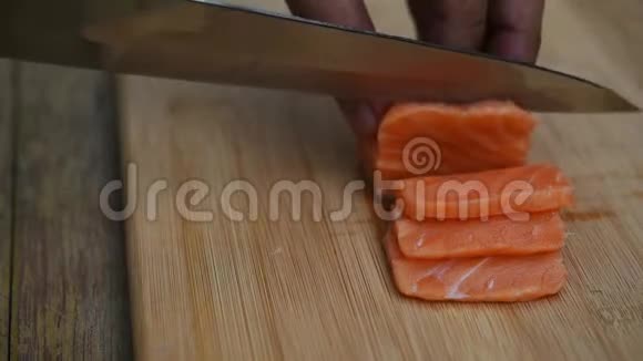 亚洲厨师将日本菜生鱼片及三文鱼切割板视频的预览图