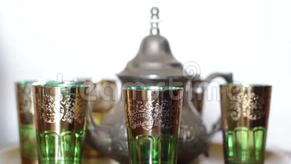 用传统眼镜供应摩洛哥茶视频的预览图