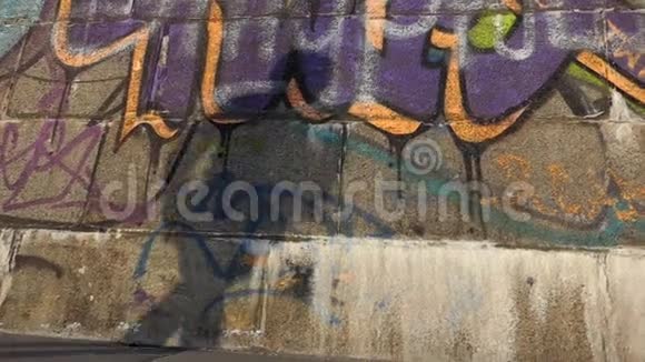 鬼舞迪斯科在石墙上涂鸦在邋遢视频的预览图