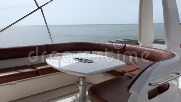 在热带海域的豪华私人白色游艇上航行从双体船甲板看视频的预览图