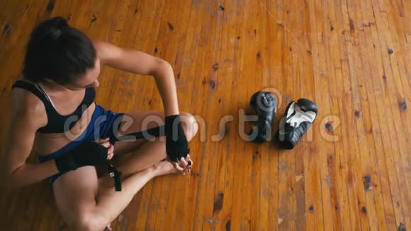 美丽的跆拳道混合赛女子在健身室穿着绷带强壮有力适合身体视频的预览图