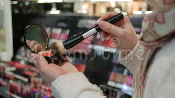 美容店美容师给女孩化妆年轻女性在商场购买艺术用品视频的预览图