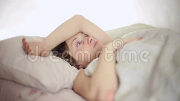 躺在床上的女孩和丈夫在一起视频的预览图