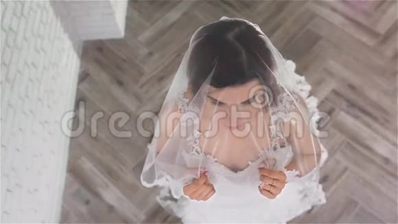婚纱店里穿着白色礼服的漂亮新娘视频的预览图