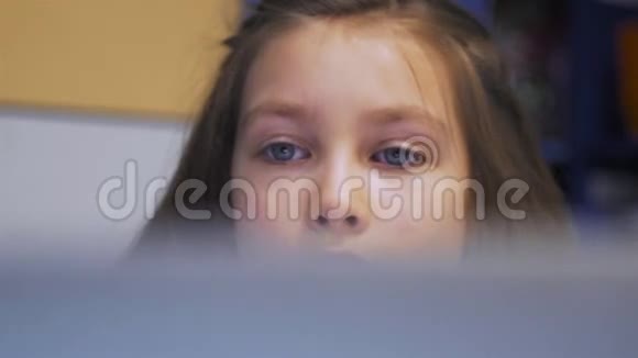 笔记本电脑儿童学习特写笔记本上的作业小女孩玩电脑游戏视频的预览图