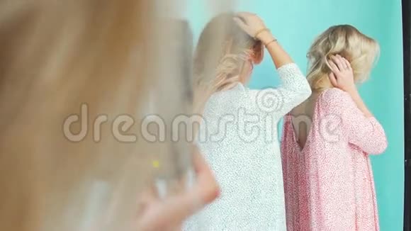 职业摄影两个女孩模特在绿松石上摆姿势视频的预览图