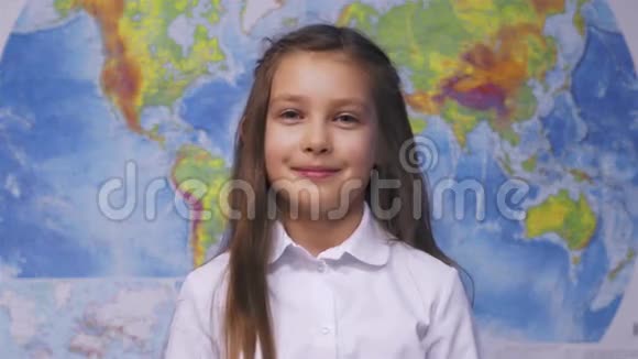 学校穿白色衬衫的可爱微笑小女孩视频的预览图