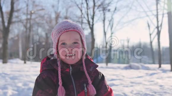 冬天一个小女孩的肖像视频的预览图