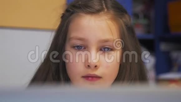 笔记本电脑儿童学习特写笔记本上的作业小女孩玩电脑游戏视频的预览图