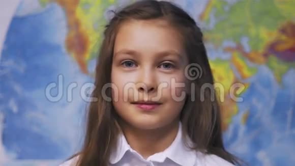 学校穿白色衬衫的可爱微笑小女孩视频的预览图