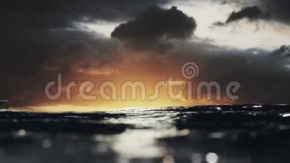 豪华游艇在日落时穿过地平线视频的预览图