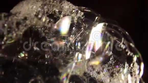 肥皂泡膨胀并随着光线爆裂视频的预览图
