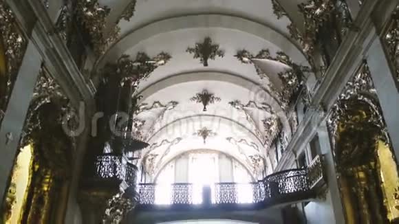 教堂风琴和教堂天花板视频的预览图