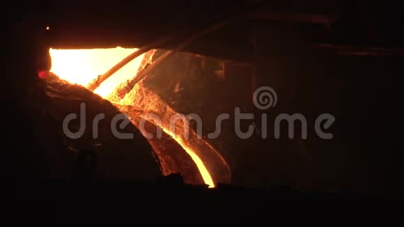 熔钢生产浇注钢水液态金属家具视频的预览图