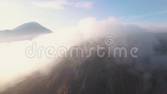 从阿贡巴图尔火山峰的空中俯瞰4K印度尼西亚巴厘视频的预览图