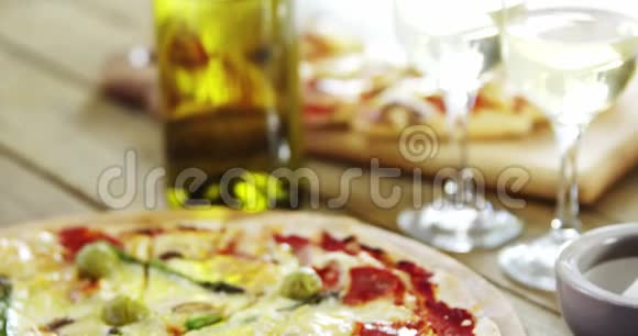 美味的披萨和一杯葡萄酒和香料视频的预览图