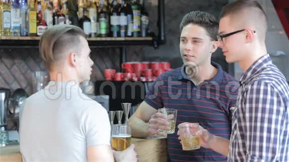 男人在酒吧柜台喝饮料视频的预览图