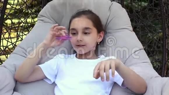 年轻的白种人女孩在夏天的公园里用手指轻击旋转者来展示技能视频的预览图