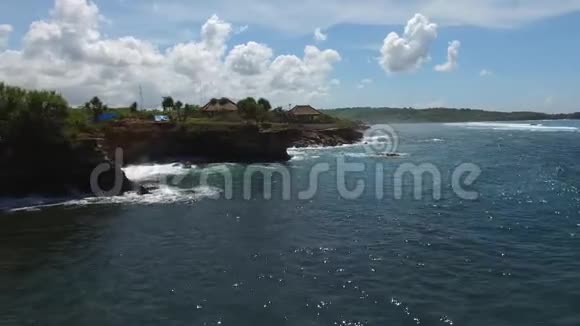 沿着热带岛屿岩石海岸飞行视频的预览图