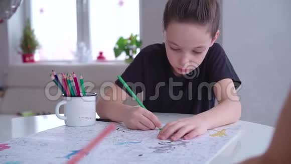 男生着色页用彩色铅笔视频的预览图
